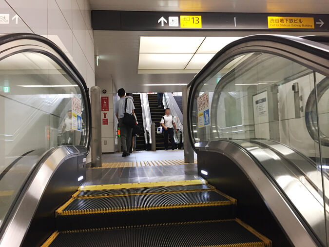 パートナーエージェントへの行き方　13番出口エスカレーター